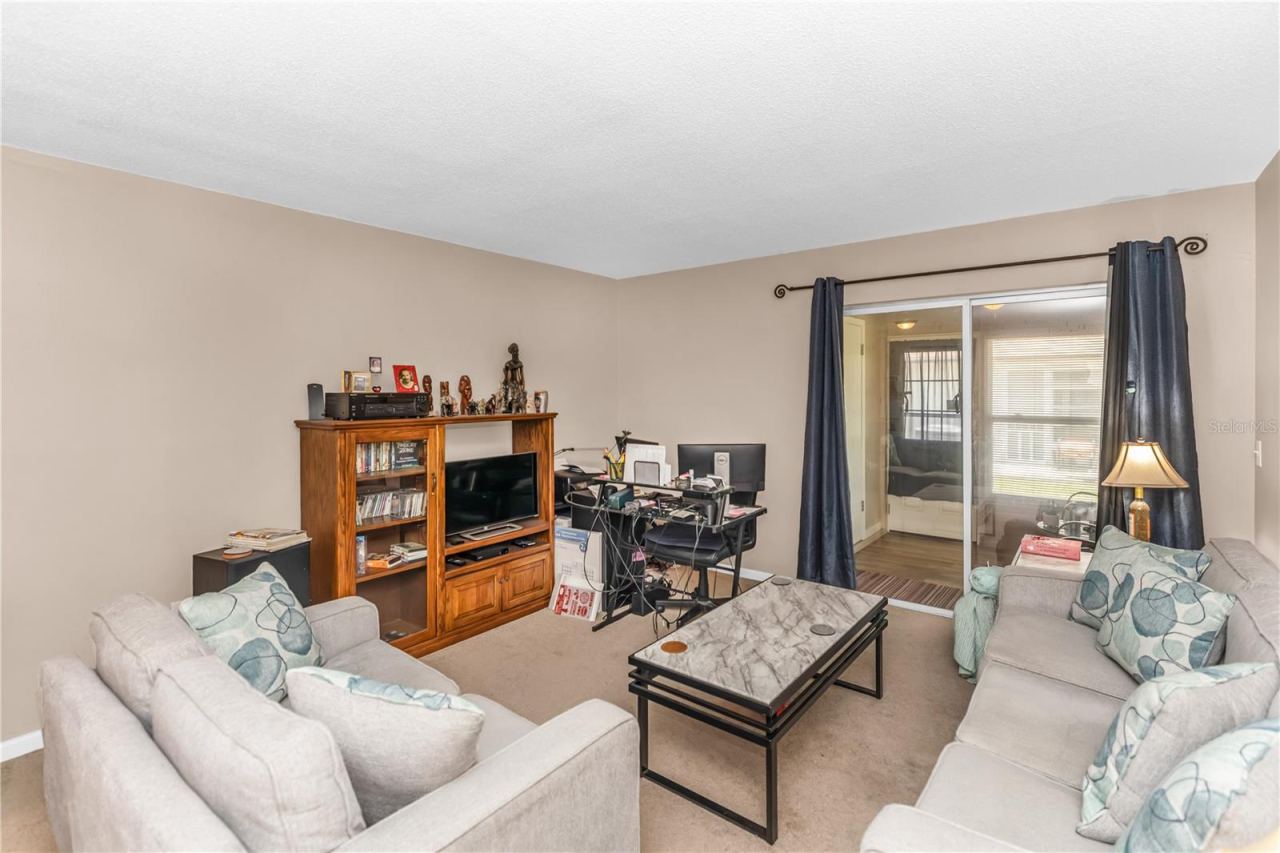 Photo 5 of 15: Living Room