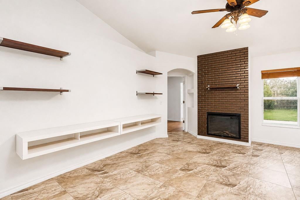 Photo 9 of 20: Family Room