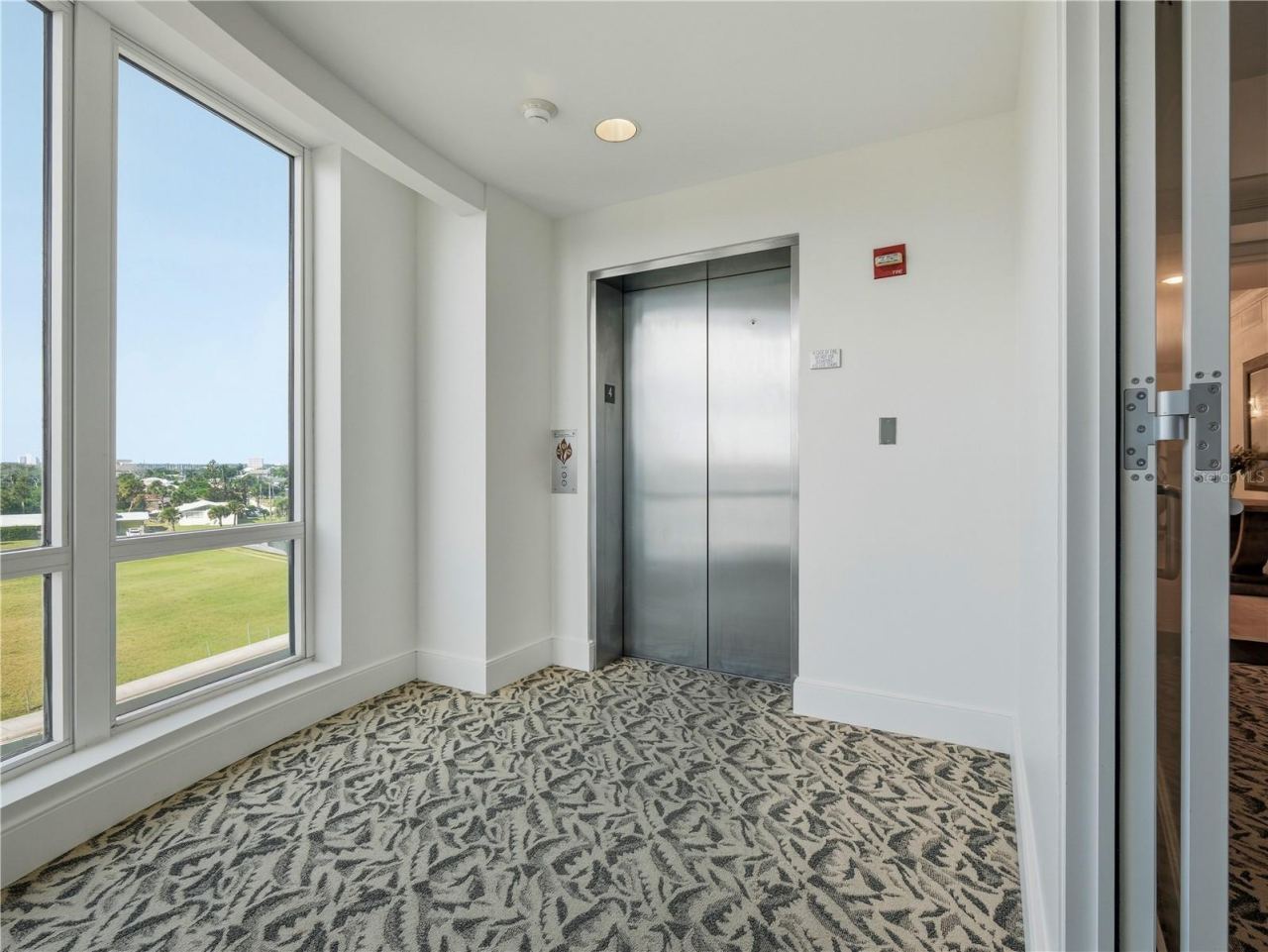 Photo 5 of 20: ELEVATOR LOCATED NEXT TO UNIT