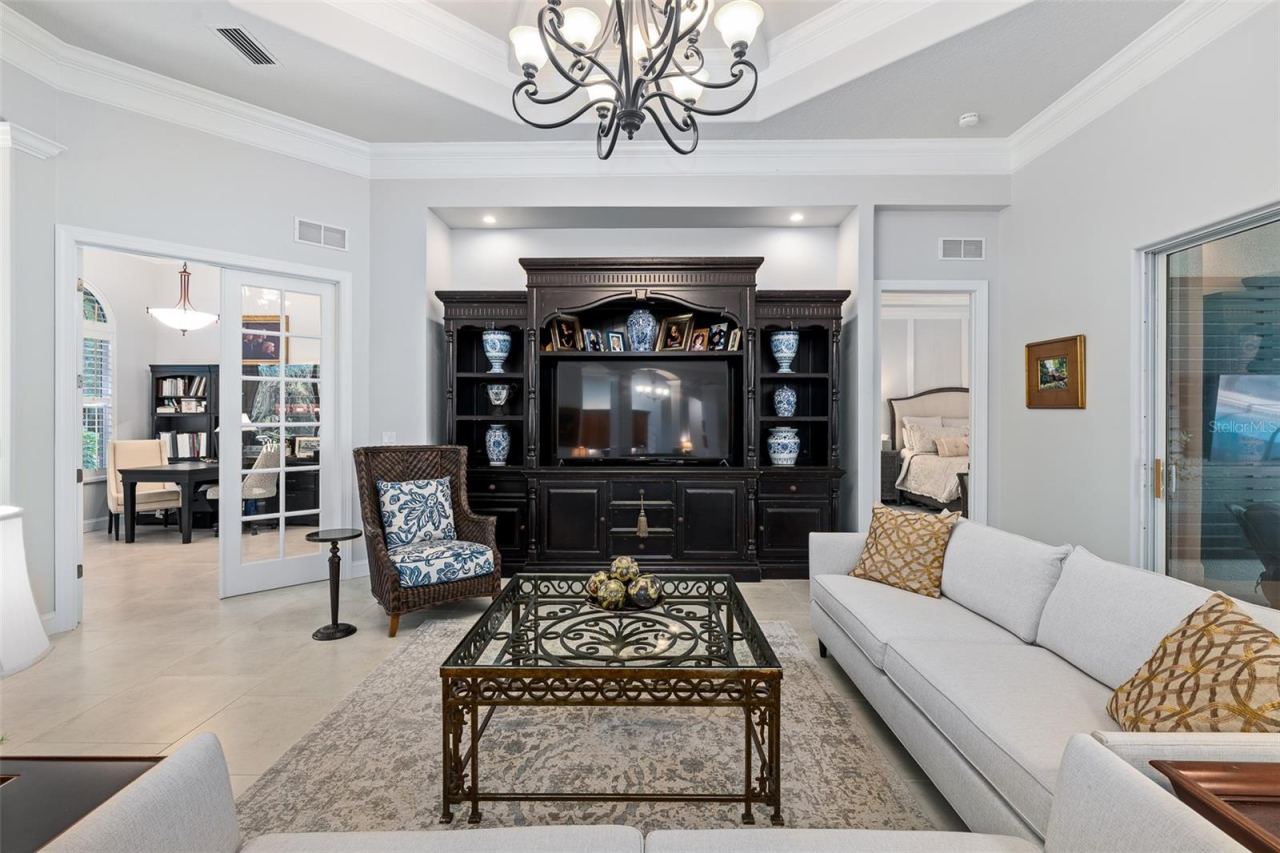 Photo 9 of 20: Living Room