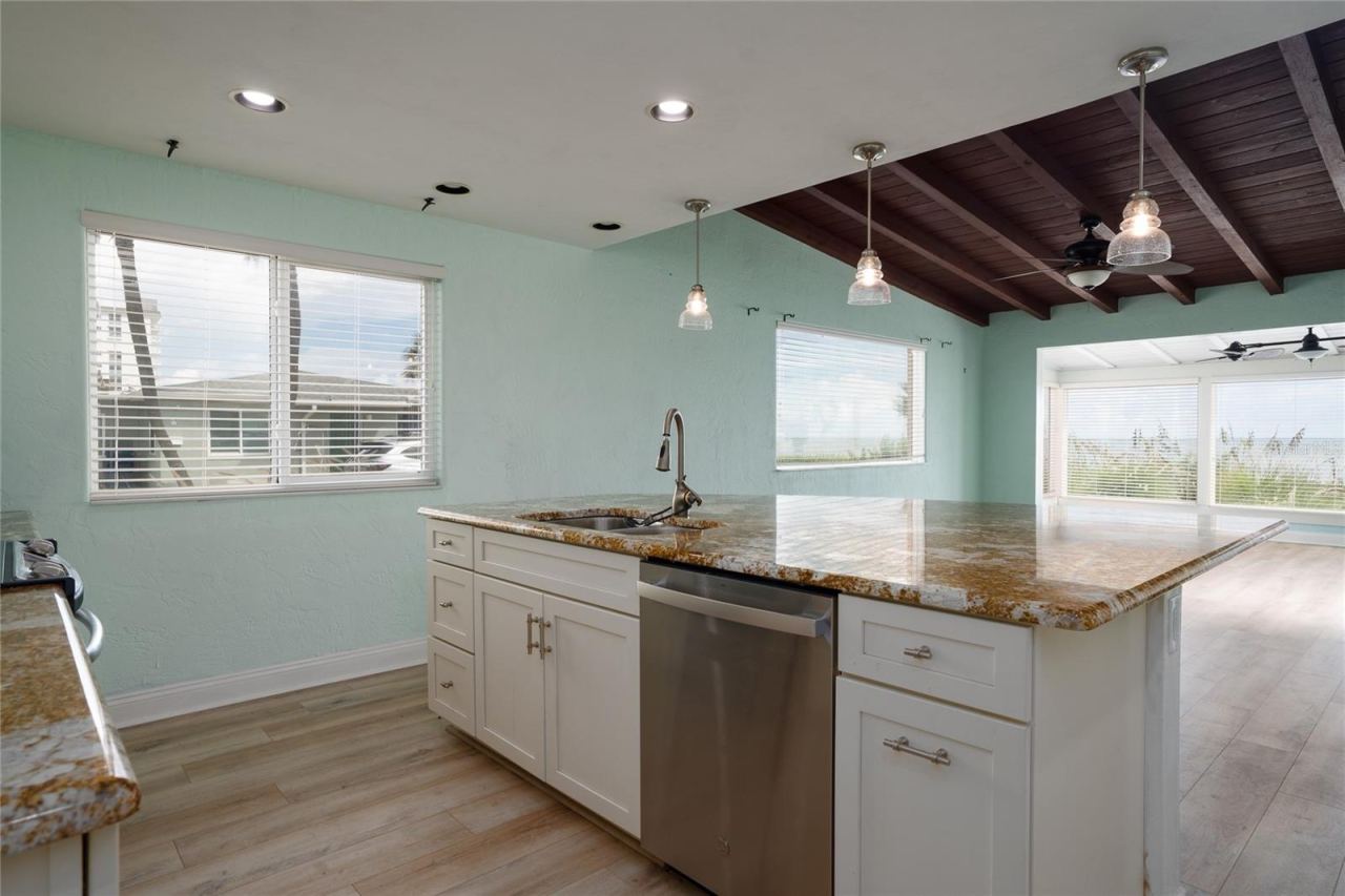 Photo 13 of 20: Large breakfast bar and island!