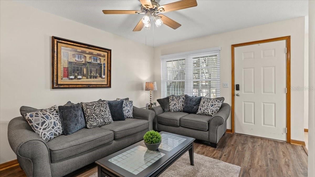 Photo 6 of 20: Living room
