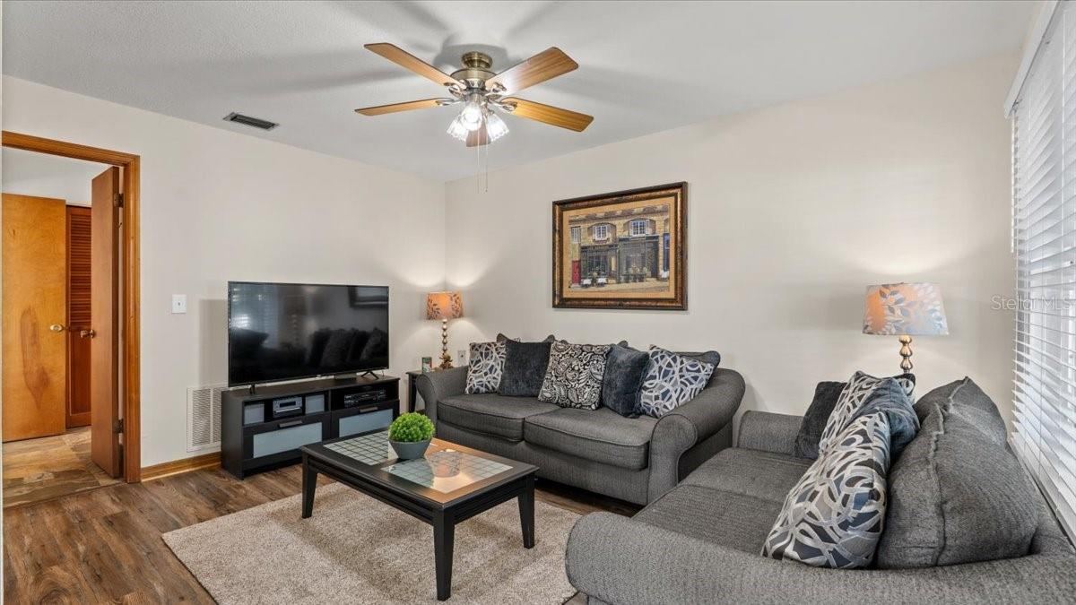 Photo 5 of 20: Living room