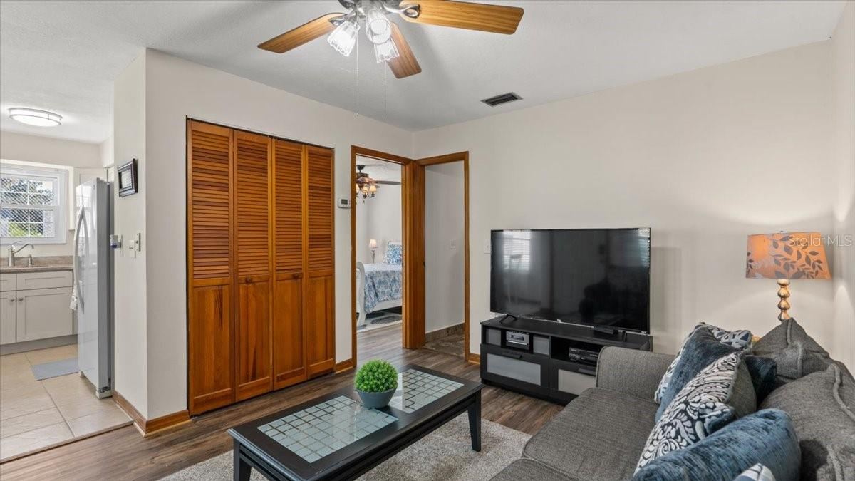 Photo 7 of 20: Living room