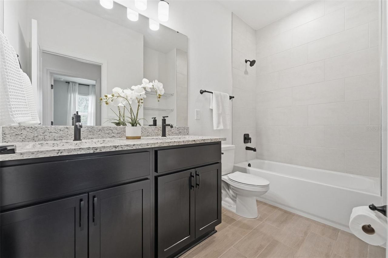 Photo 7 of 9: Bathroom 2