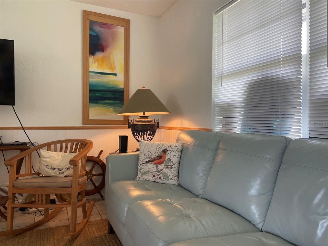 Photo 9 of 20: Living room