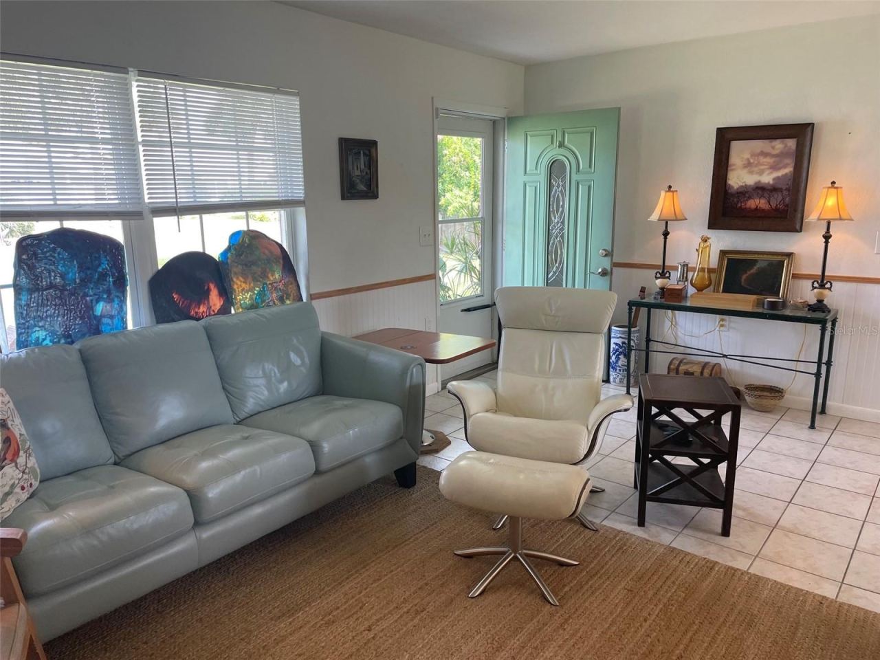 Photo 8 of 20: Living room