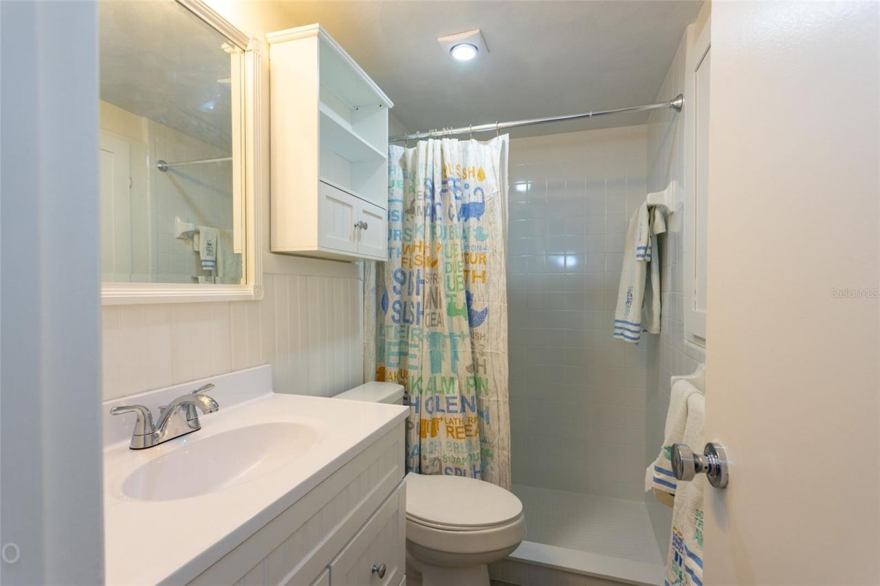Photo 17 of 20: Bathroom Downstairs