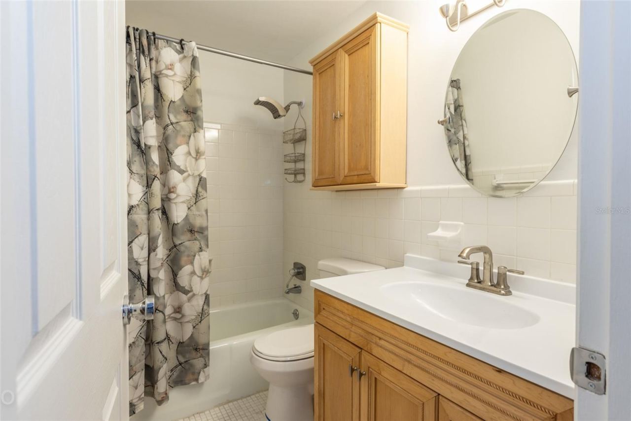 Photo 18 of 20: Bathroom Upstairs