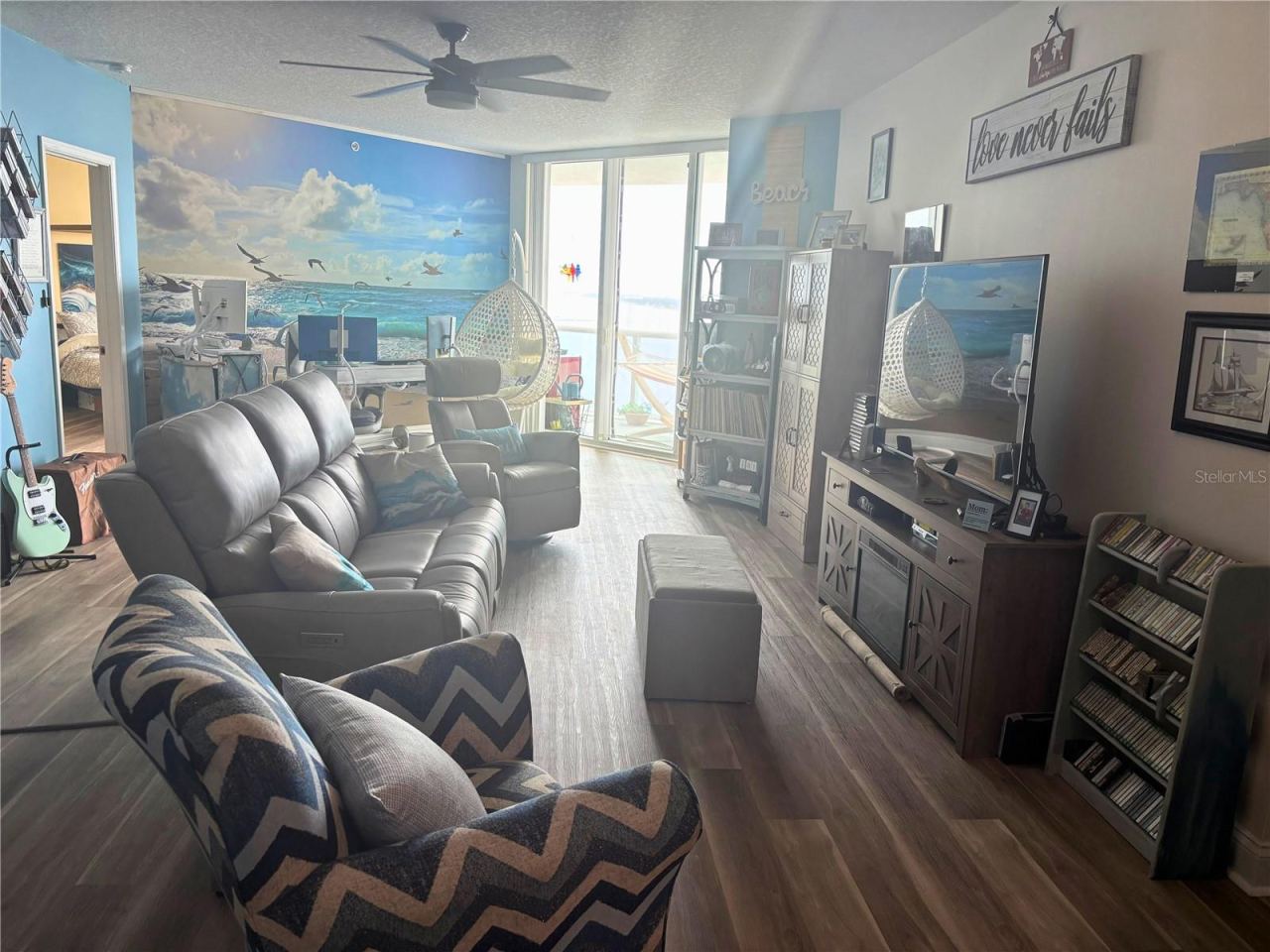 Photo 9 of 20: living room