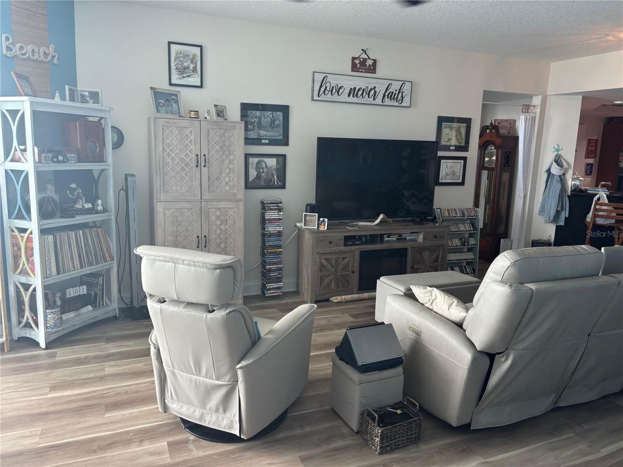 Photo 10 of 20: living room