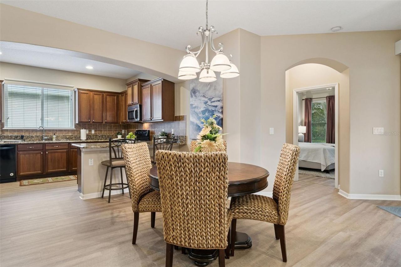 Photo 9 of 20: 10' x 12'6" Dining Room