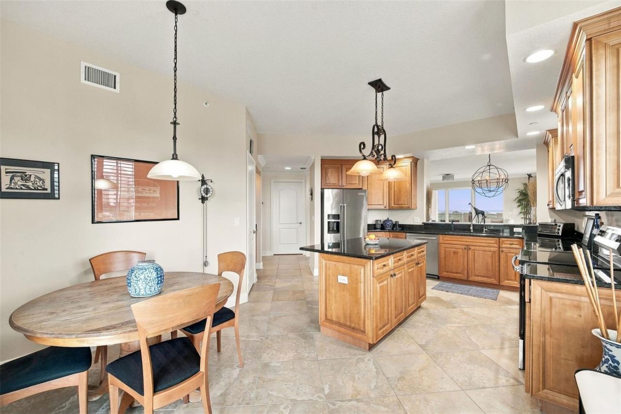 Photo 16 of 20: Expansive kitchen