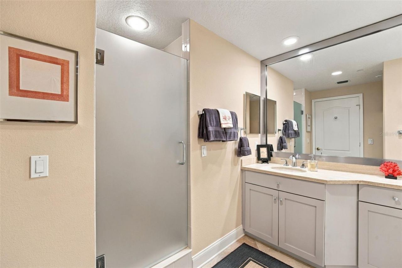 Photo 7 of 20: Bathroom 1 w/ walk in shower