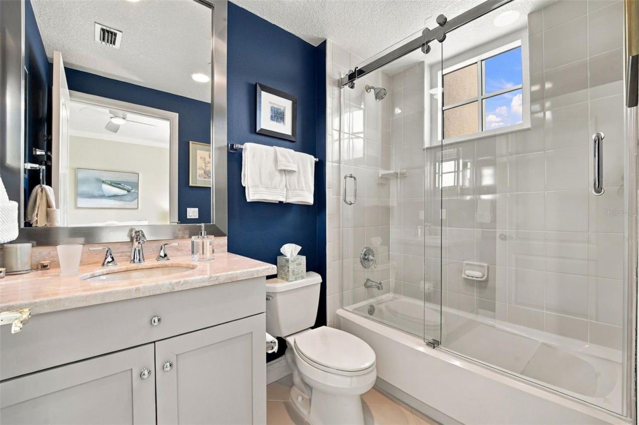 Photo 11 of 20: Ensuite bath for bedroom 2