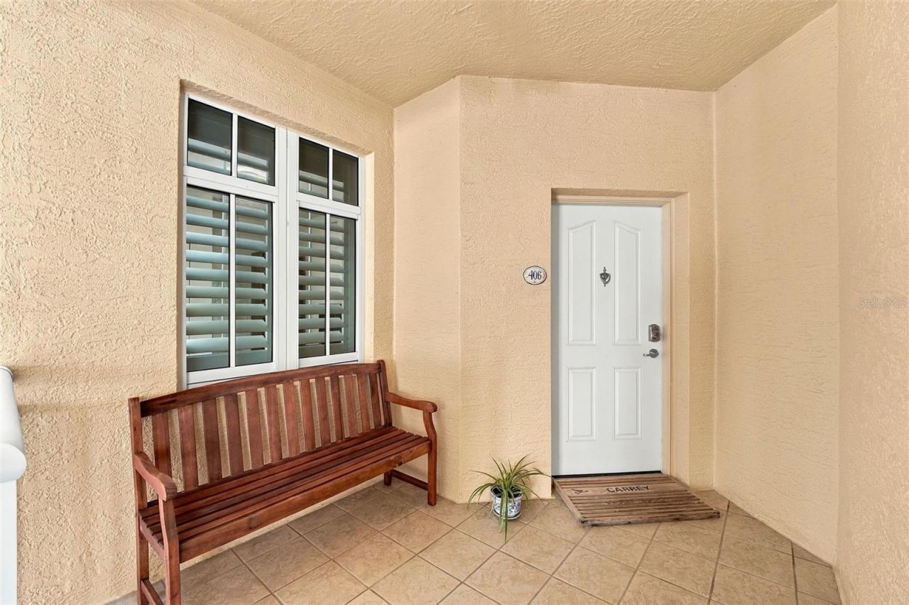 Photo 3 of 20: Large Entrance to condo unit with a sitting area