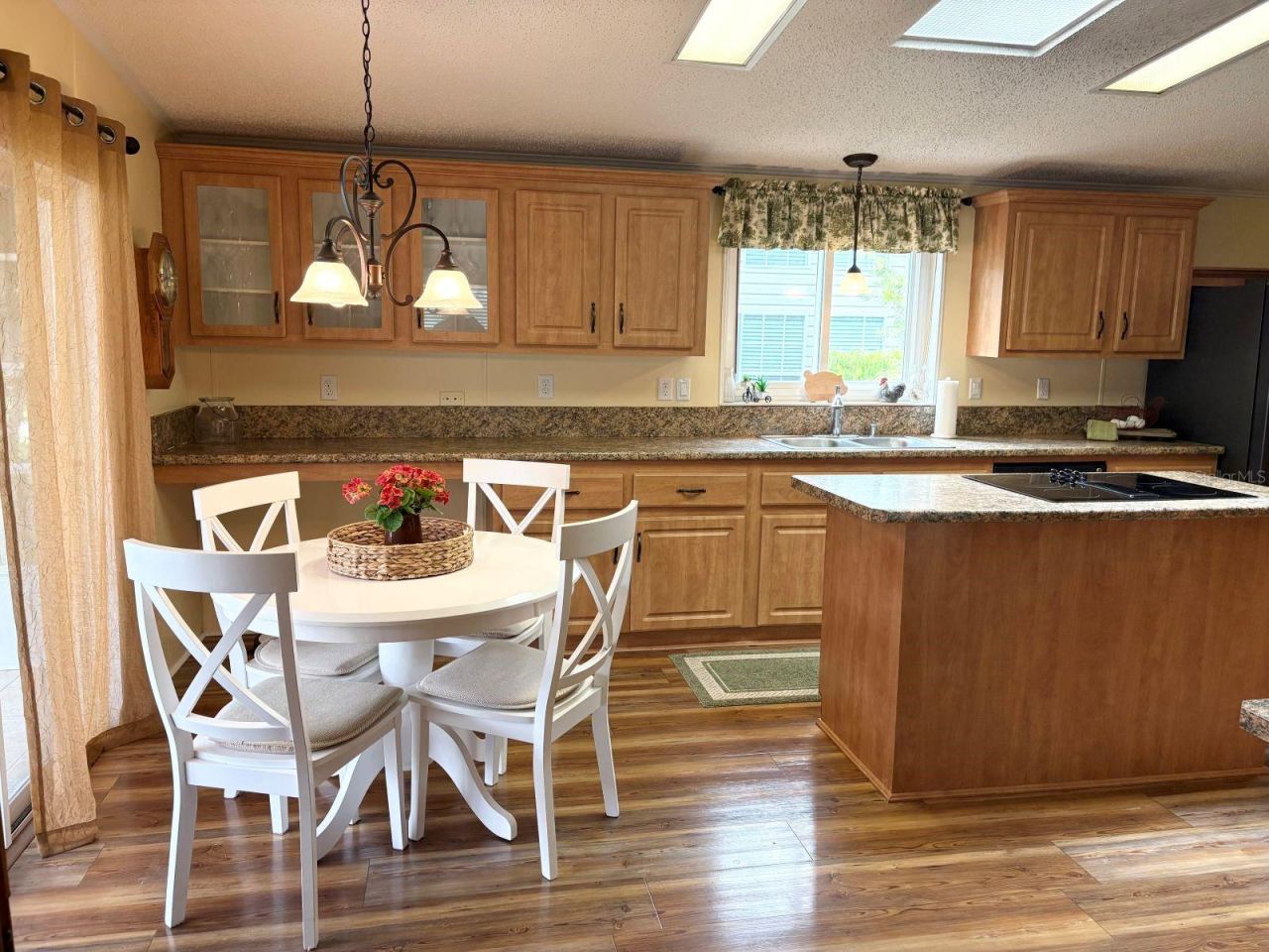 Photo 9 of 20: Eat in kitchen area along with breakfast bar or office area