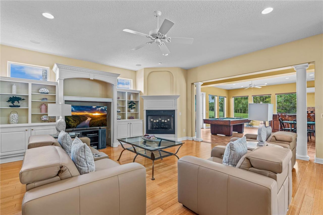 Photo 16 of 20: Family Room