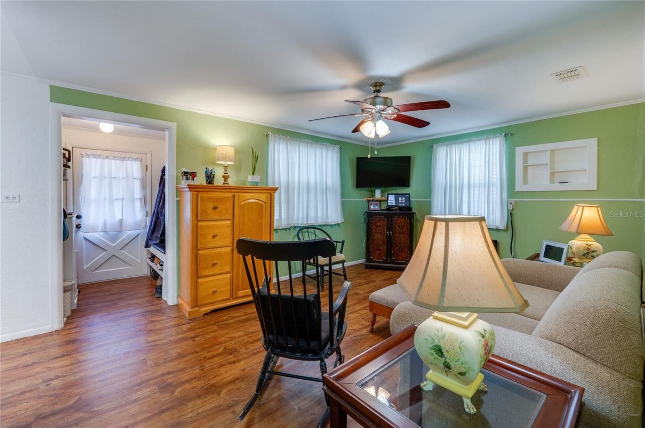 Photo 9 of 20: Living room and entry