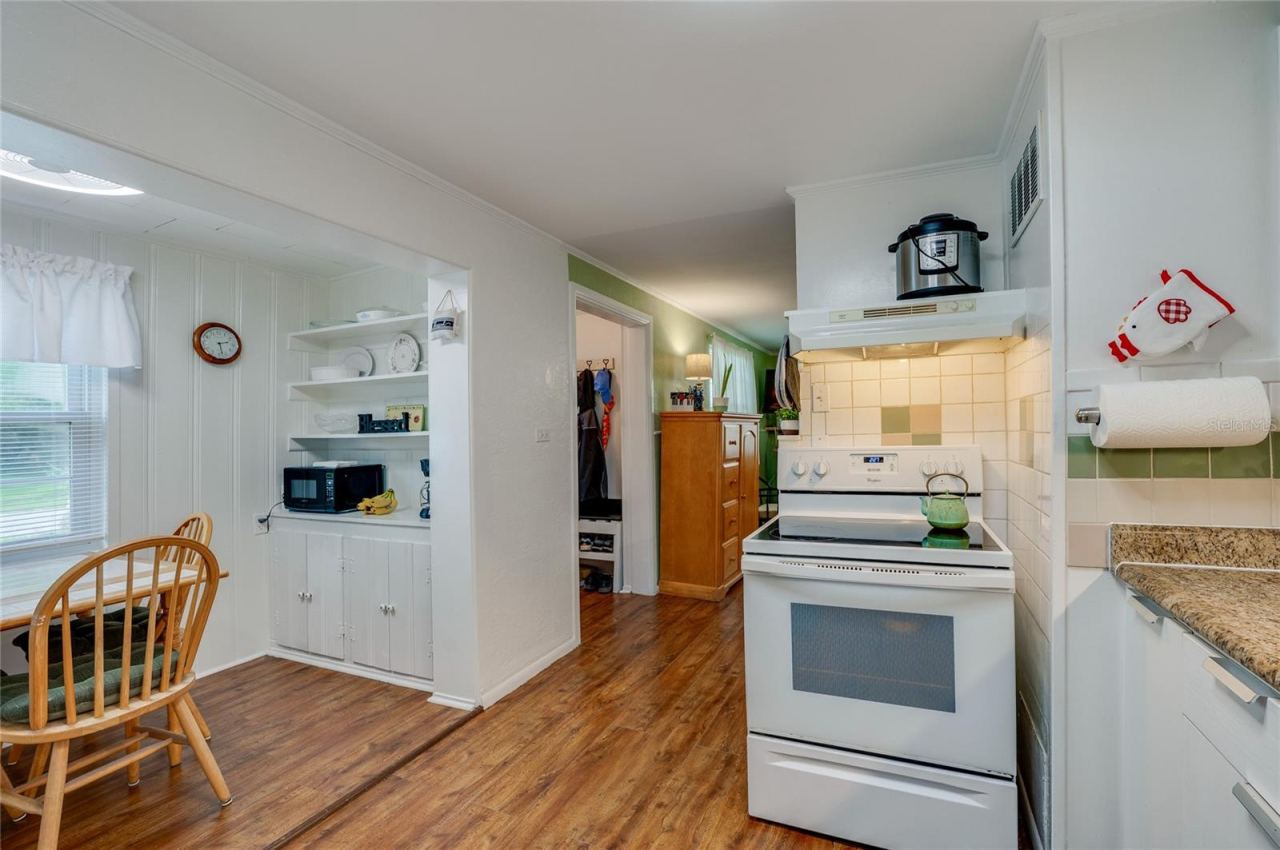 Photo 14 of 20: Kitchen and dining area