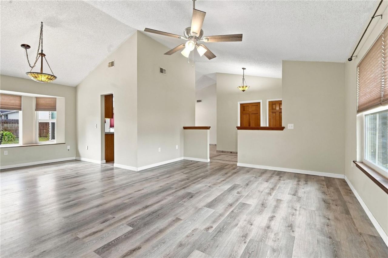 Photo 6 of 20: Living Room