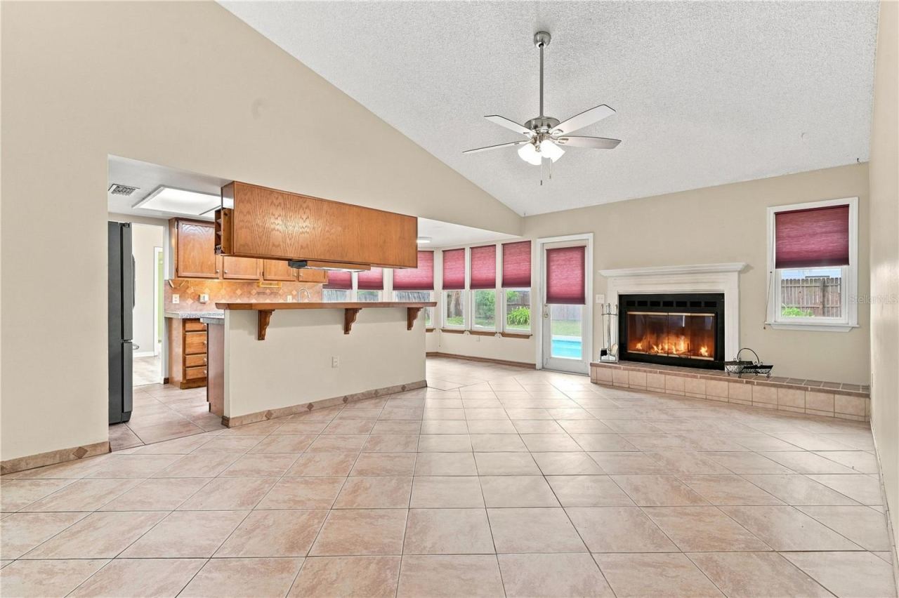 Photo 17 of 20: Family Room