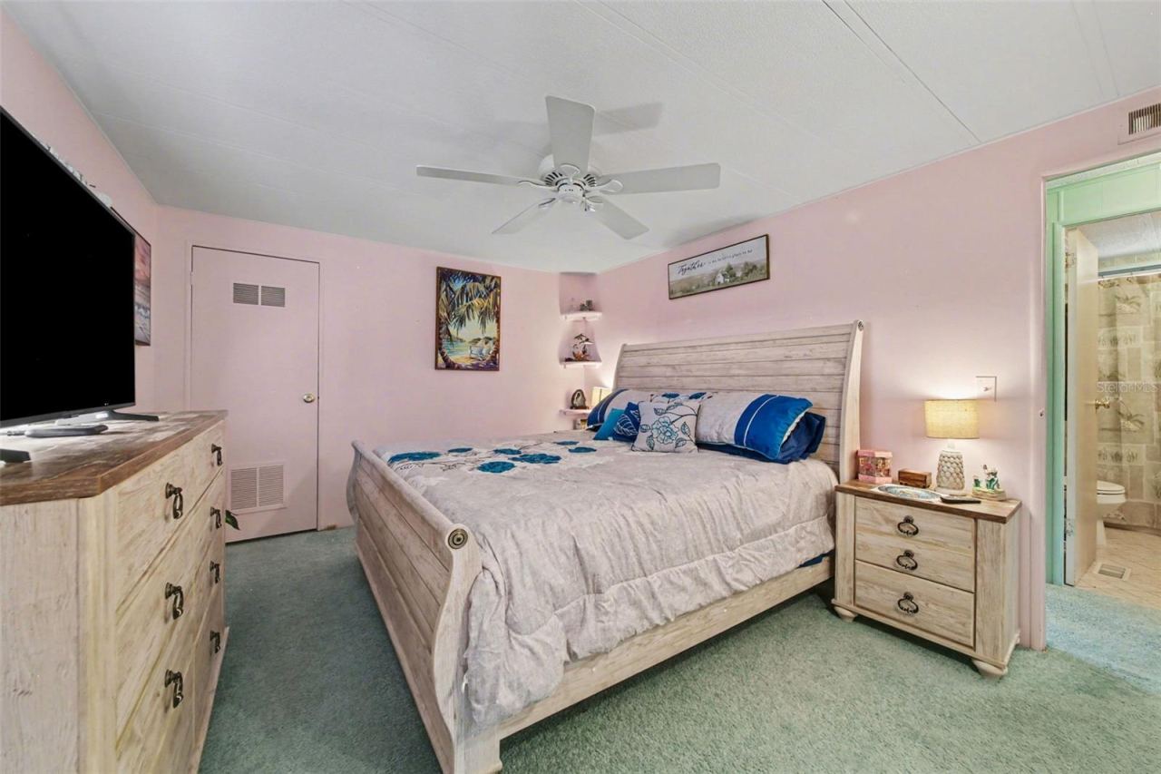 Photo 9 of 17: Primary bedroom