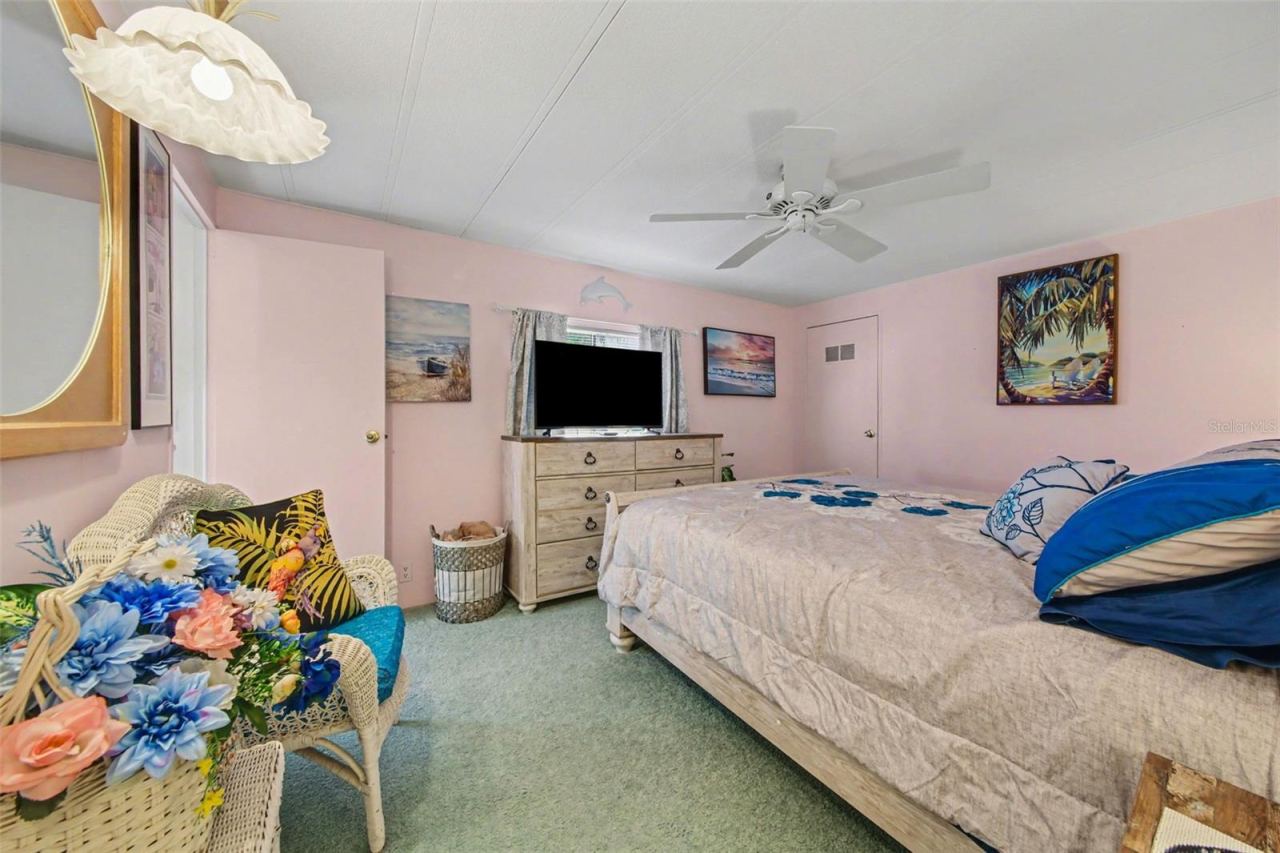 Photo 8 of 17: Primary bedroom