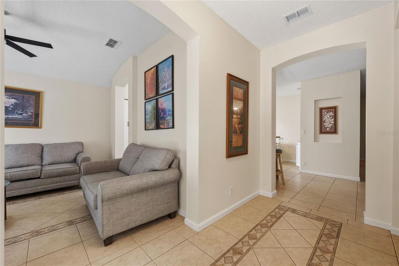 Photo 4 of 20: Entry w/office space on left