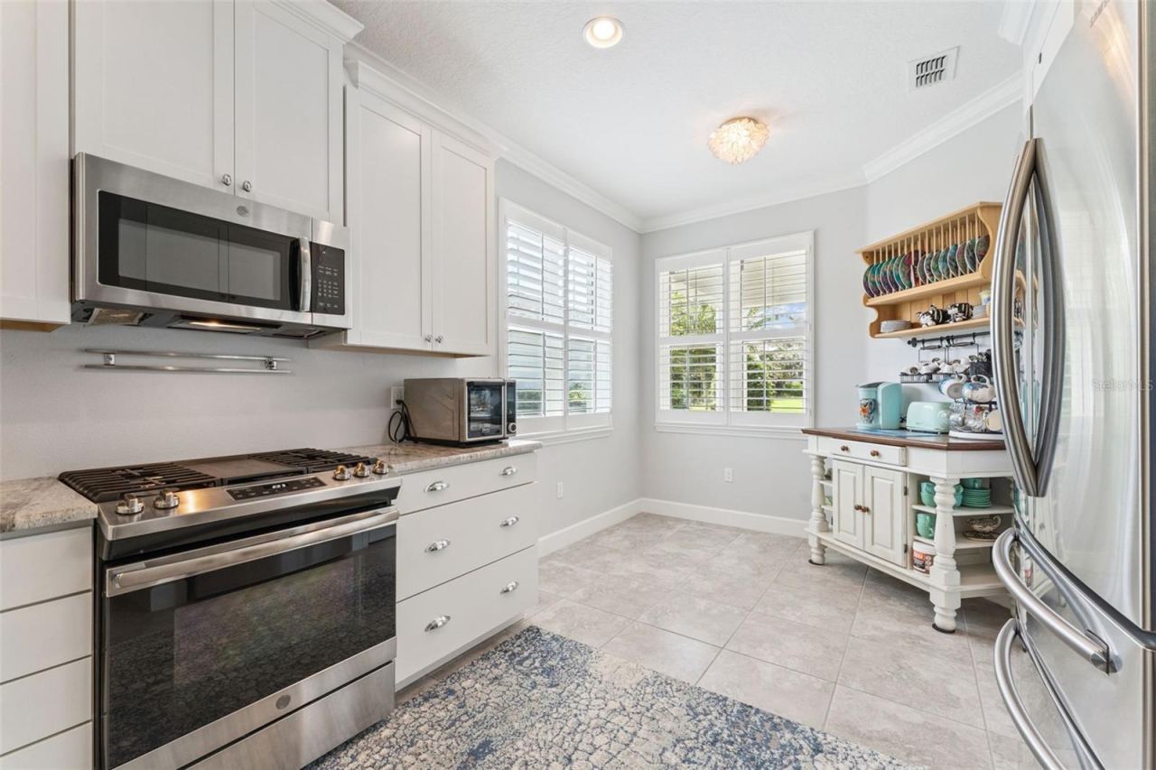 Photo 6 of 20: Kitchen w/ a 9' x 7'6" Dinette area