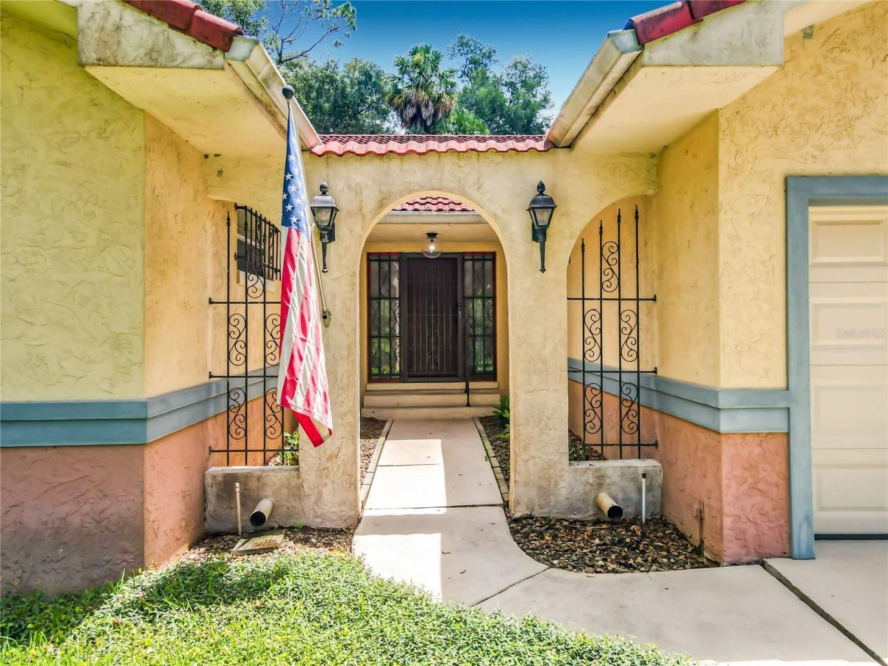 Photo 8 of 20: Front Entryway