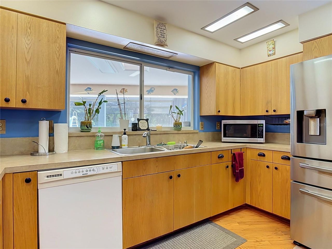 Photo 16 of 20: pass through window to screened lanai for entertaining and easy pass through
