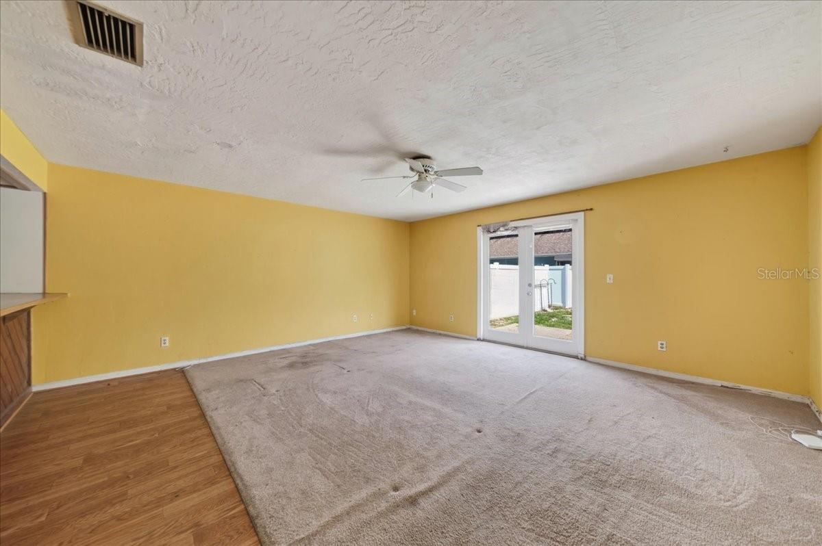 Photo 14 of 20: Unit 841 living room
