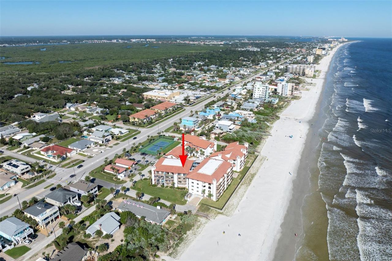 Photo 2 of 20: 3rd floor corner unit offers great views of the ocean!