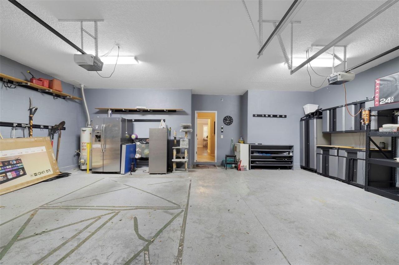 Photo 14 of 20: 3 Car Garage Interior