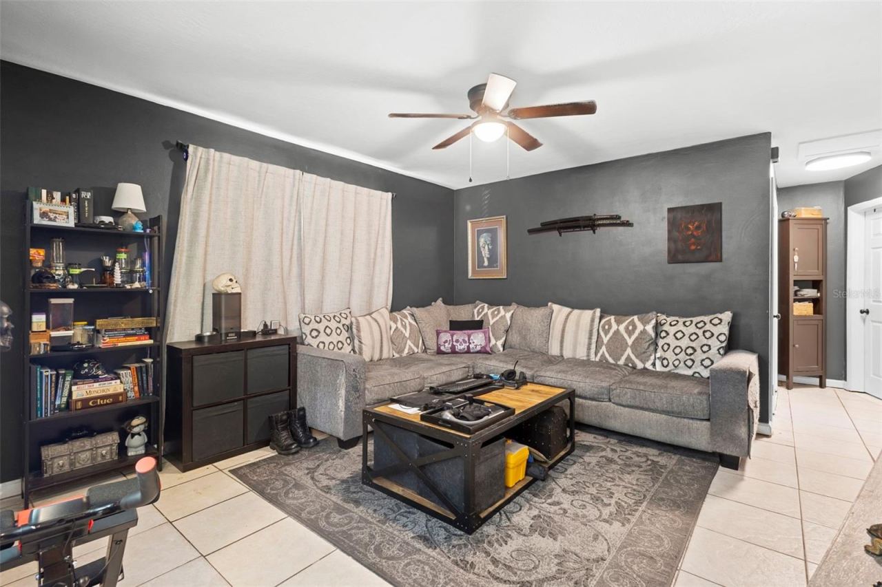 Photo 12 of 20: View of living room tiled flooring.