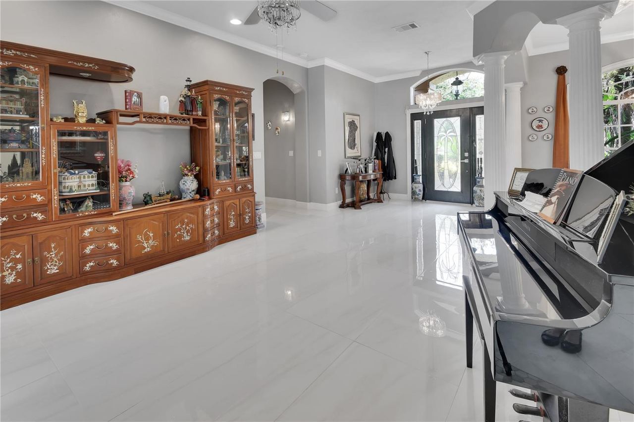 Photo 5 of 20: VIEW OF LIVING ROOM AND ENTRY