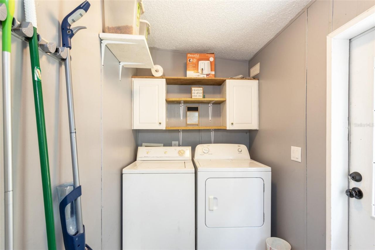 Photo 18 of 20: laundry room