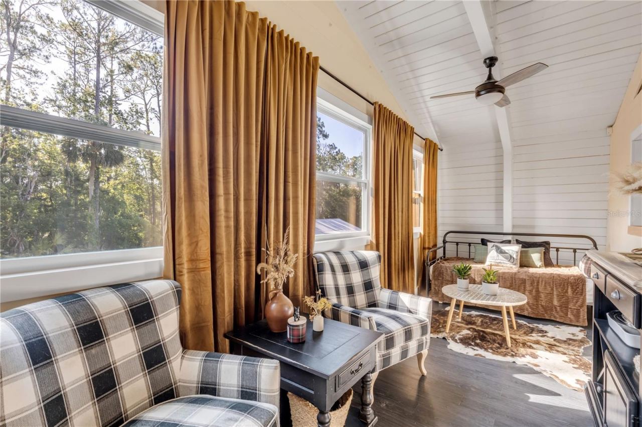 Photo 18 of 20: Sunroom Upstairs