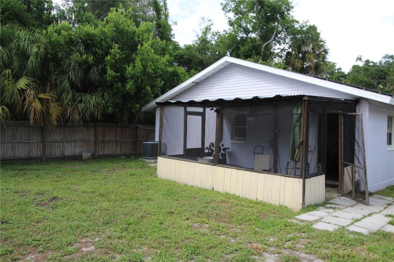 Photo 11 of 12: SCREENED PATIO