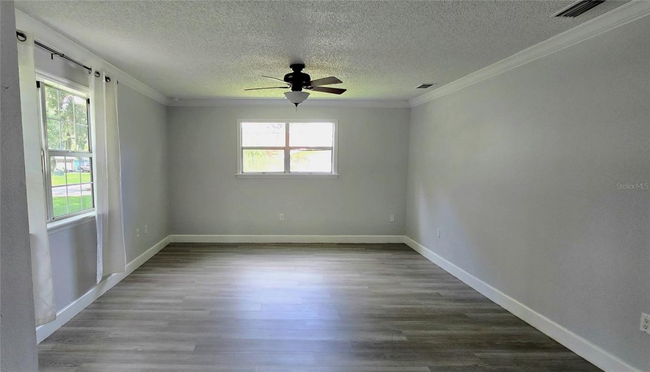 Photo 5 of 20: Front Room