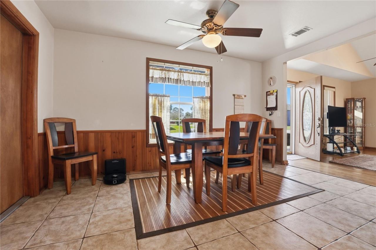 Photo 7 of 20: Dining Area.