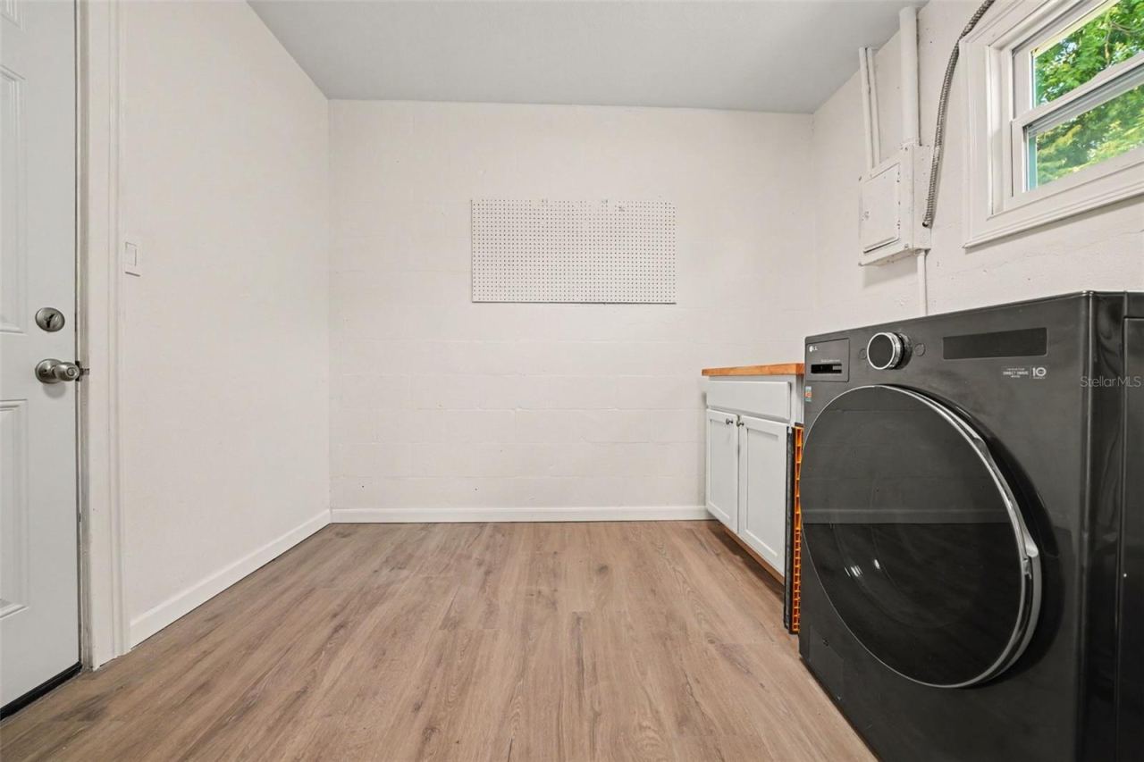 Photo 17 of 20: Spacious laundry room