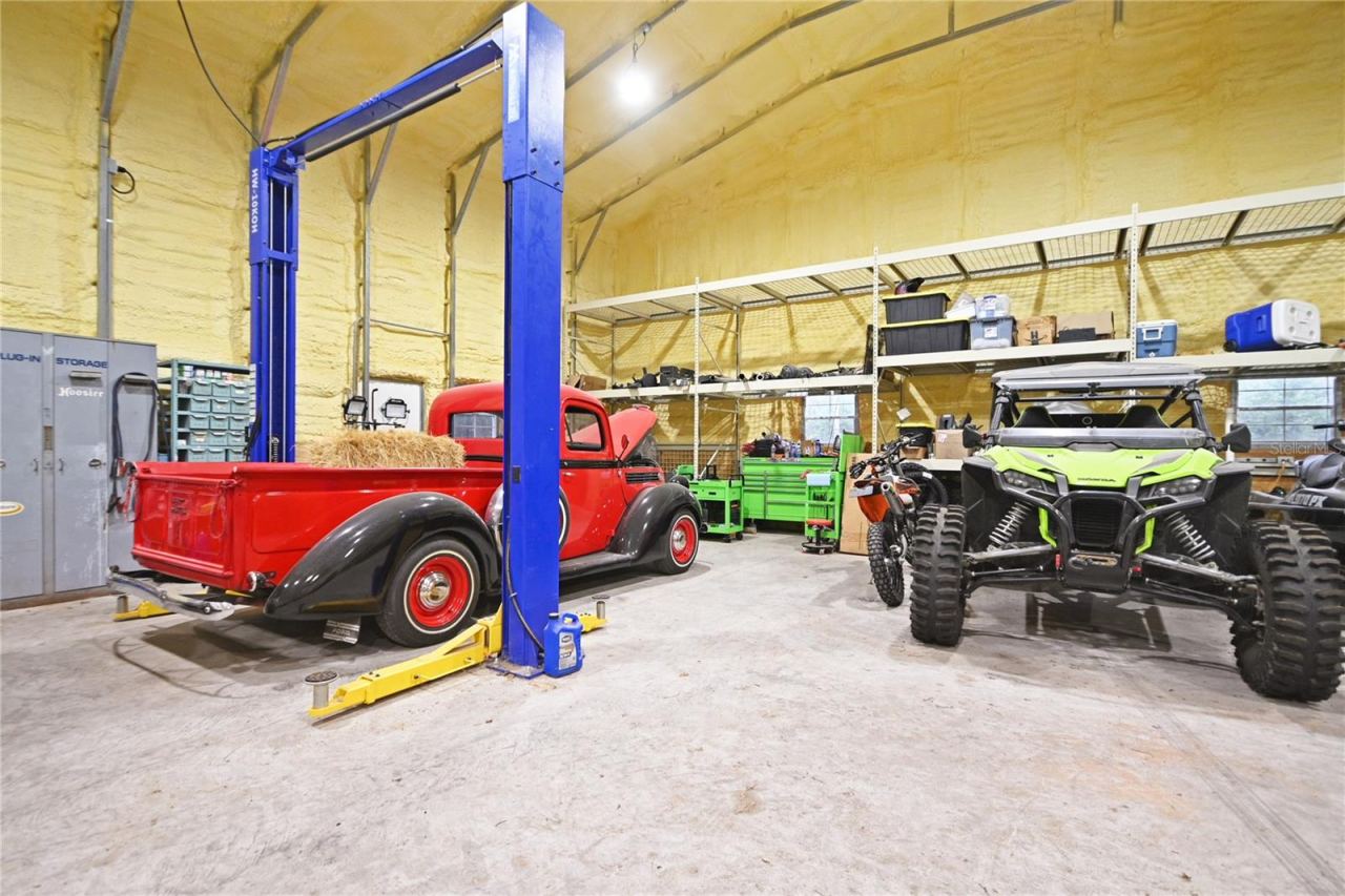 Photo 17 of 20: Has a car lift.