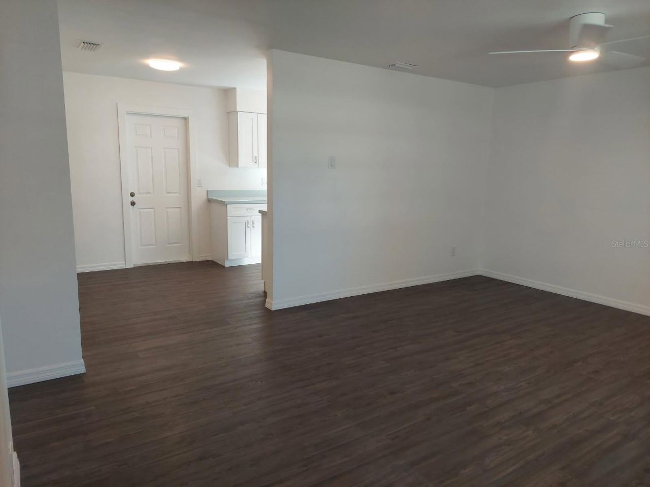 Photo 8 of 20: Livingroom toward dining area