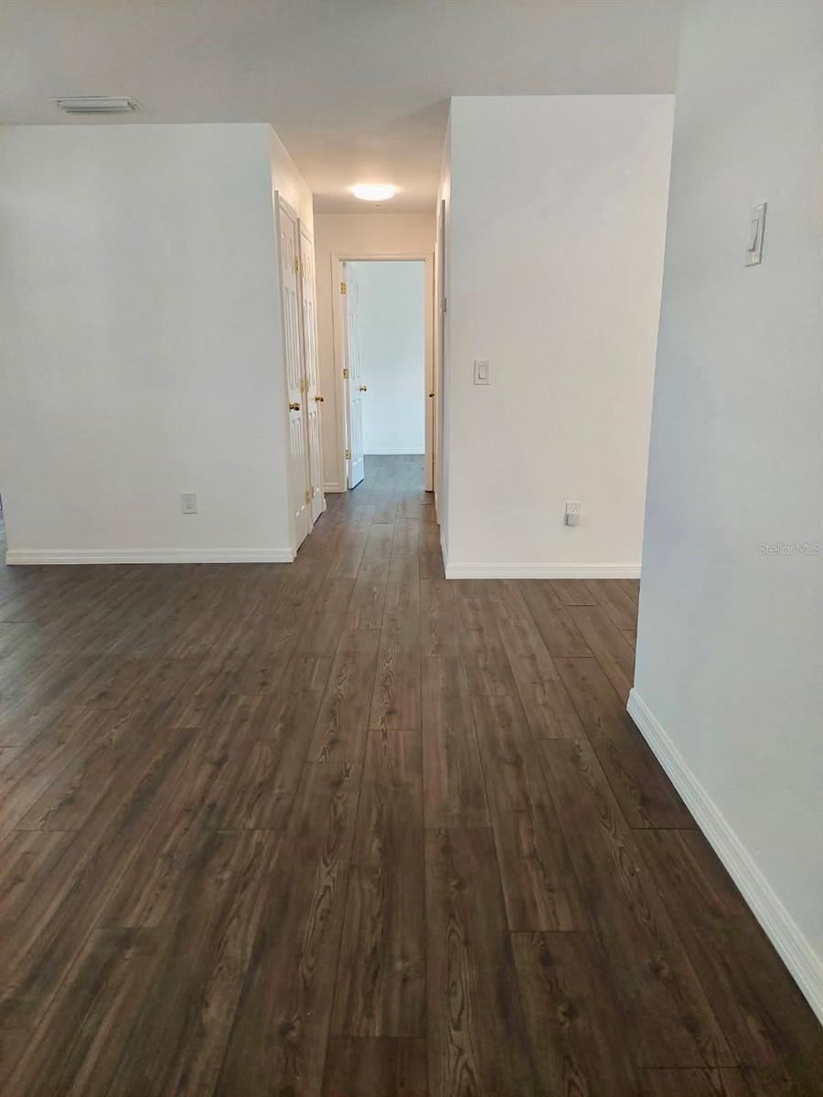 Photo 6 of 20: Livingroom toward hallway