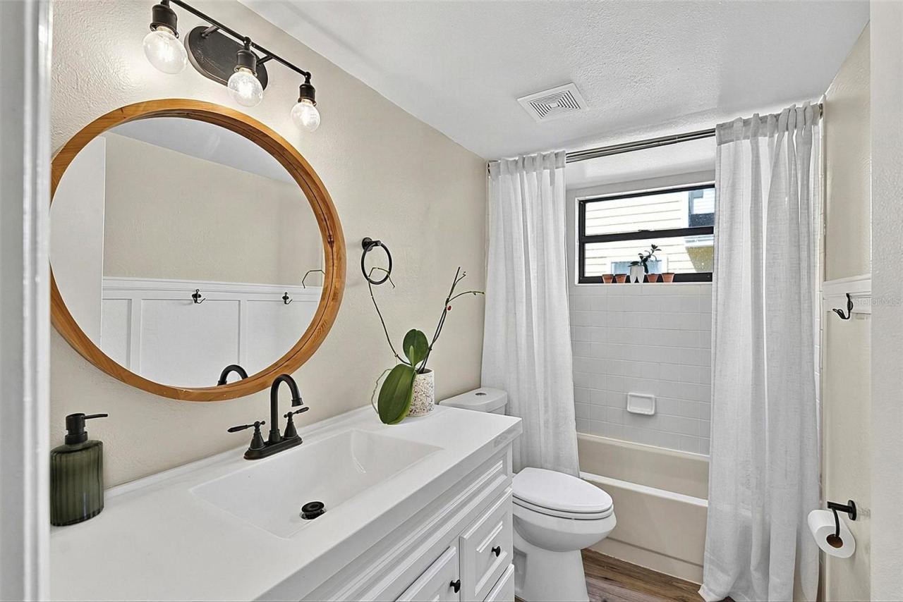 Photo 20 of 20: 1st floor bathroom