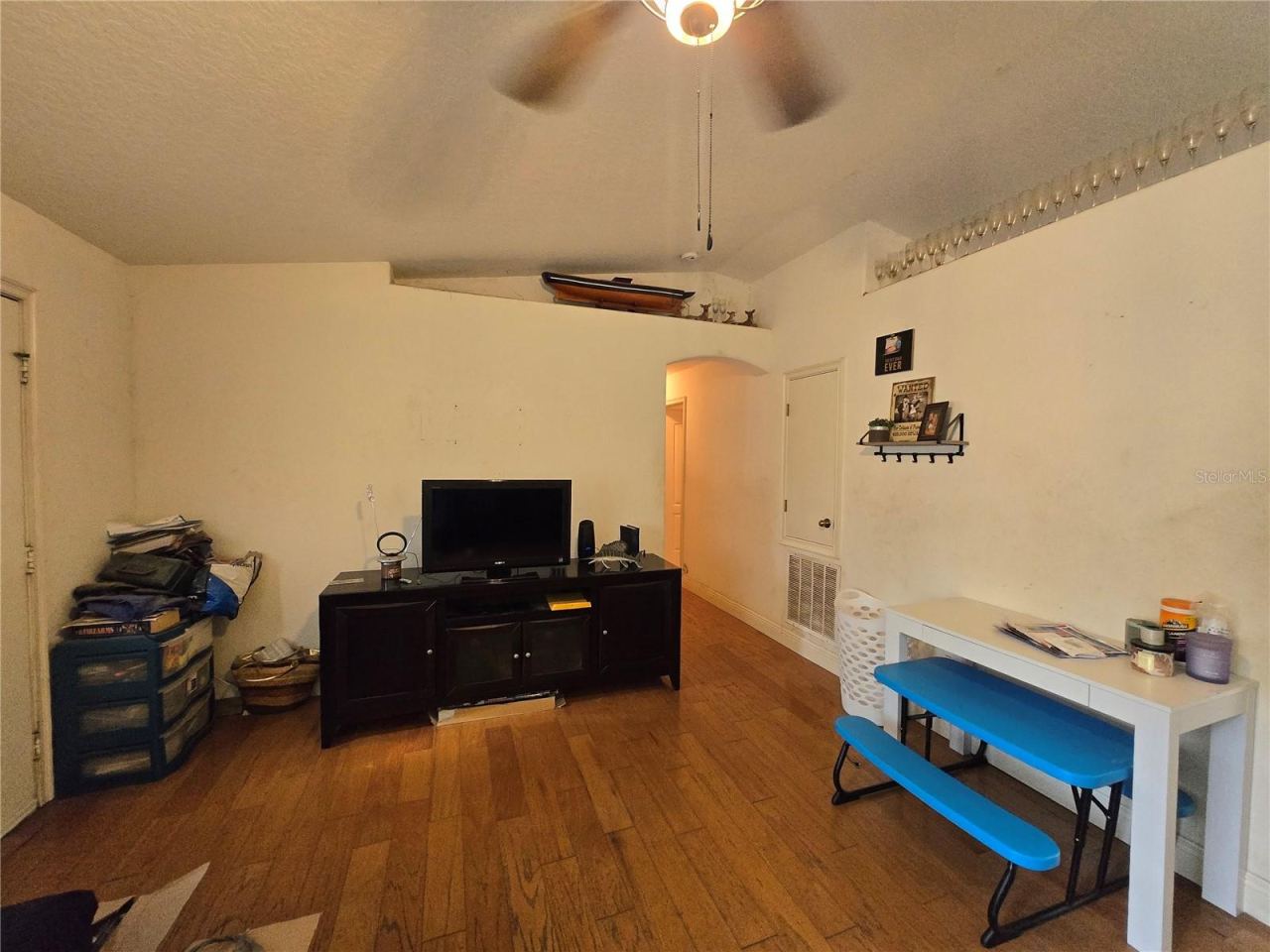 Photo 3 of 15: Livingroom & hall