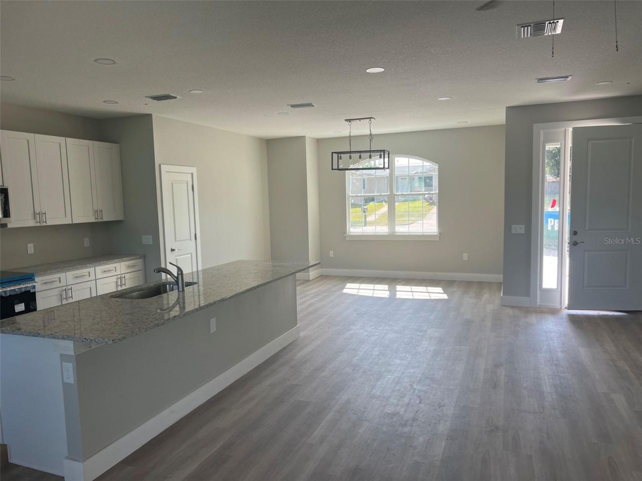 Photo 5 of 11: Great room/kitchen, dining
