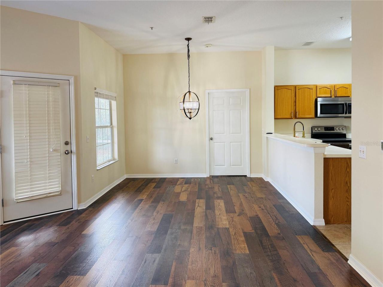Photo 4 of 16: Large living and dining area